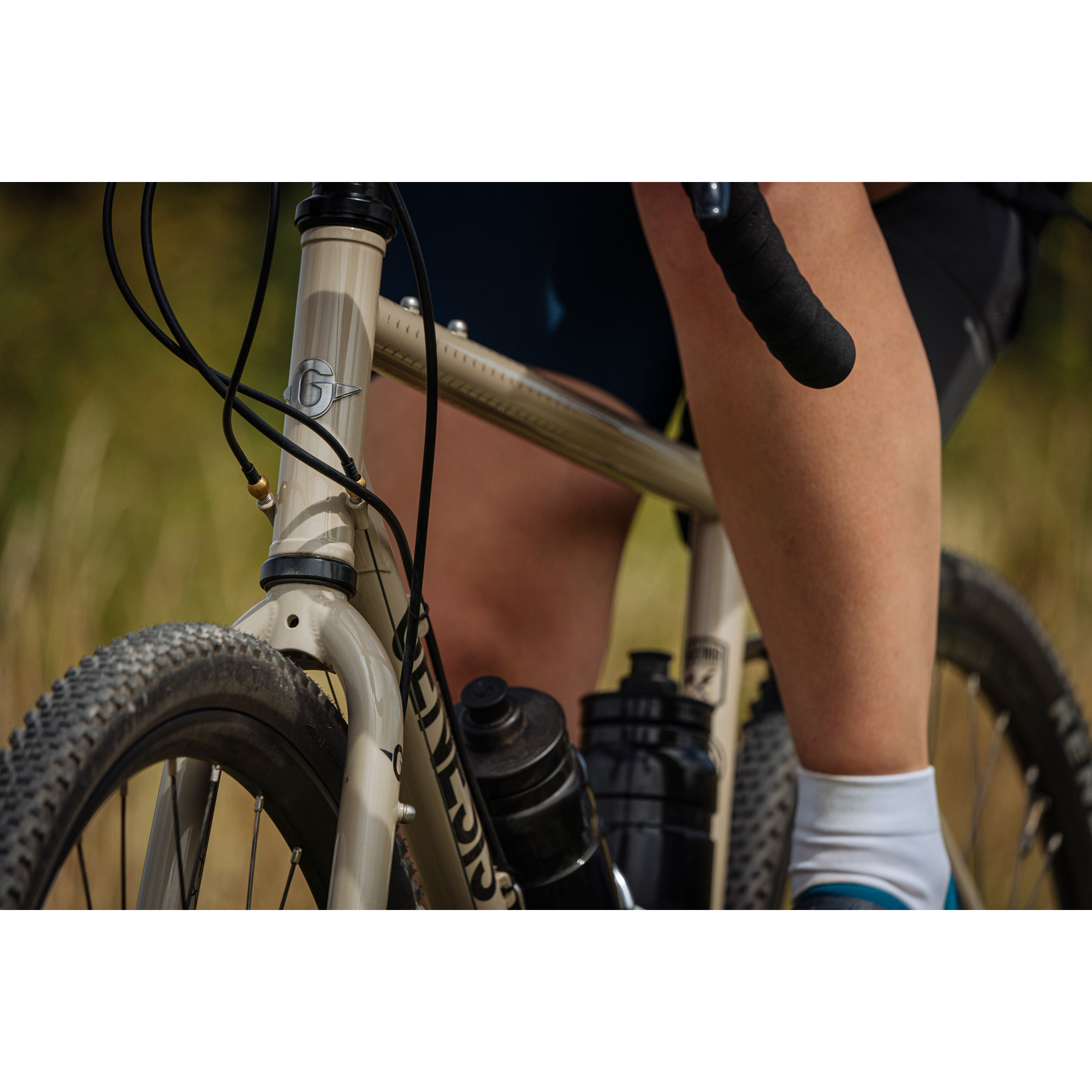 Genesis Croix De Fer 10 Road Gravel Bike – Sand / Beige | All-Terrain Adventure & Commuter Bicycle 18 Water bottle mounted on Genesis Croix De Fer 10