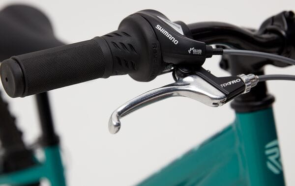 BIKE RB 21 DESTINY 24 INCH WHEEL PURPLE+F402 13 Close-up of handlebar and brake levers of Ridgeback Destiny