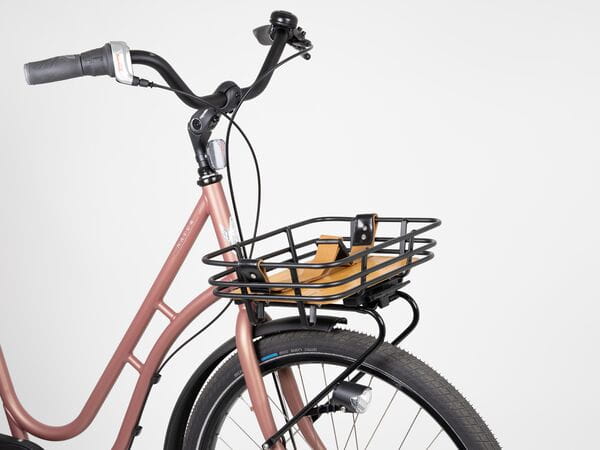 Retro Bike Basket – 8 Litre, Bamboo Base, Black, Adjustable Buckles & AVS Mounting 5 Retro Bike Basket Black Close-Up on Bike Rack